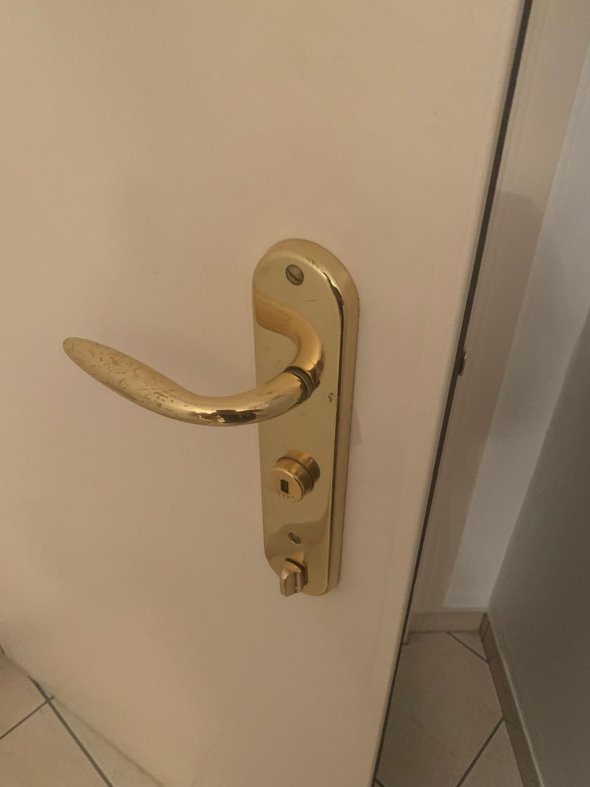 Porte blanche poignée dorée