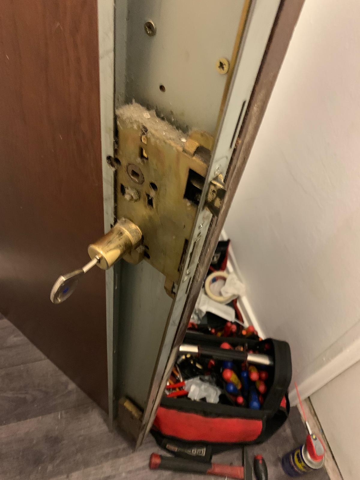 Porte blindée forcée après cambriolage