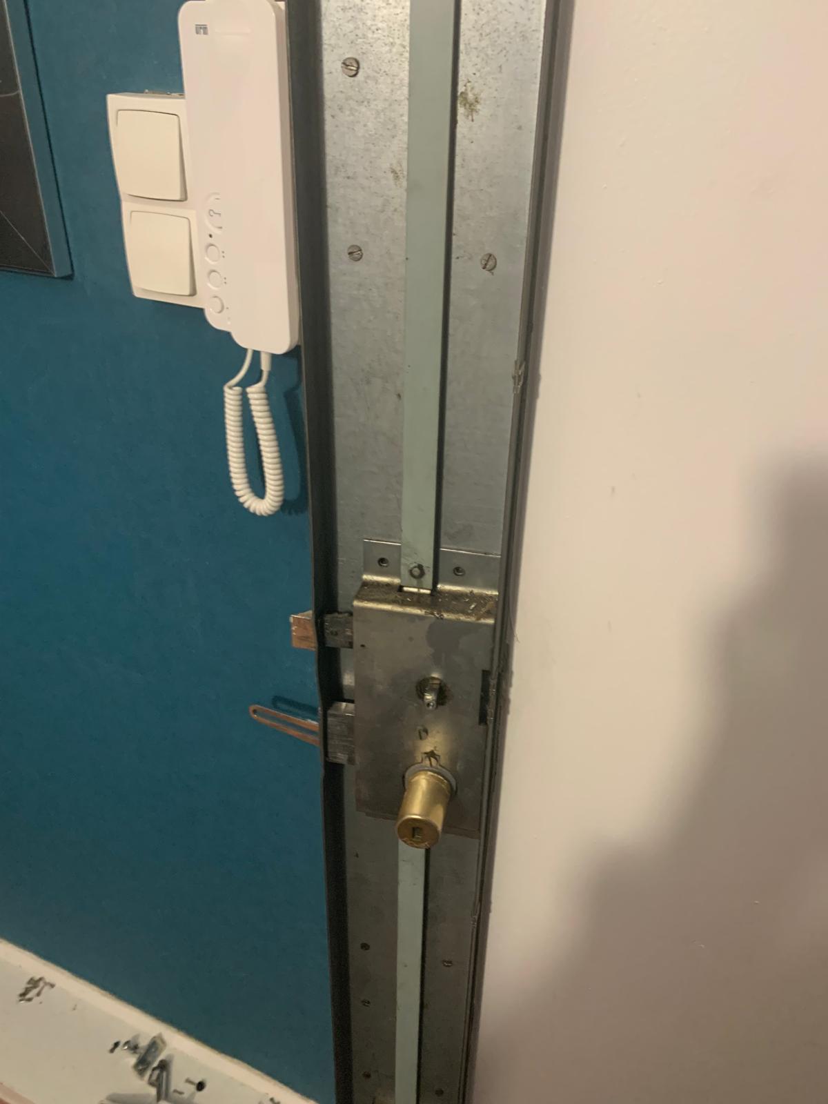 Cylindre serrure porte bleue