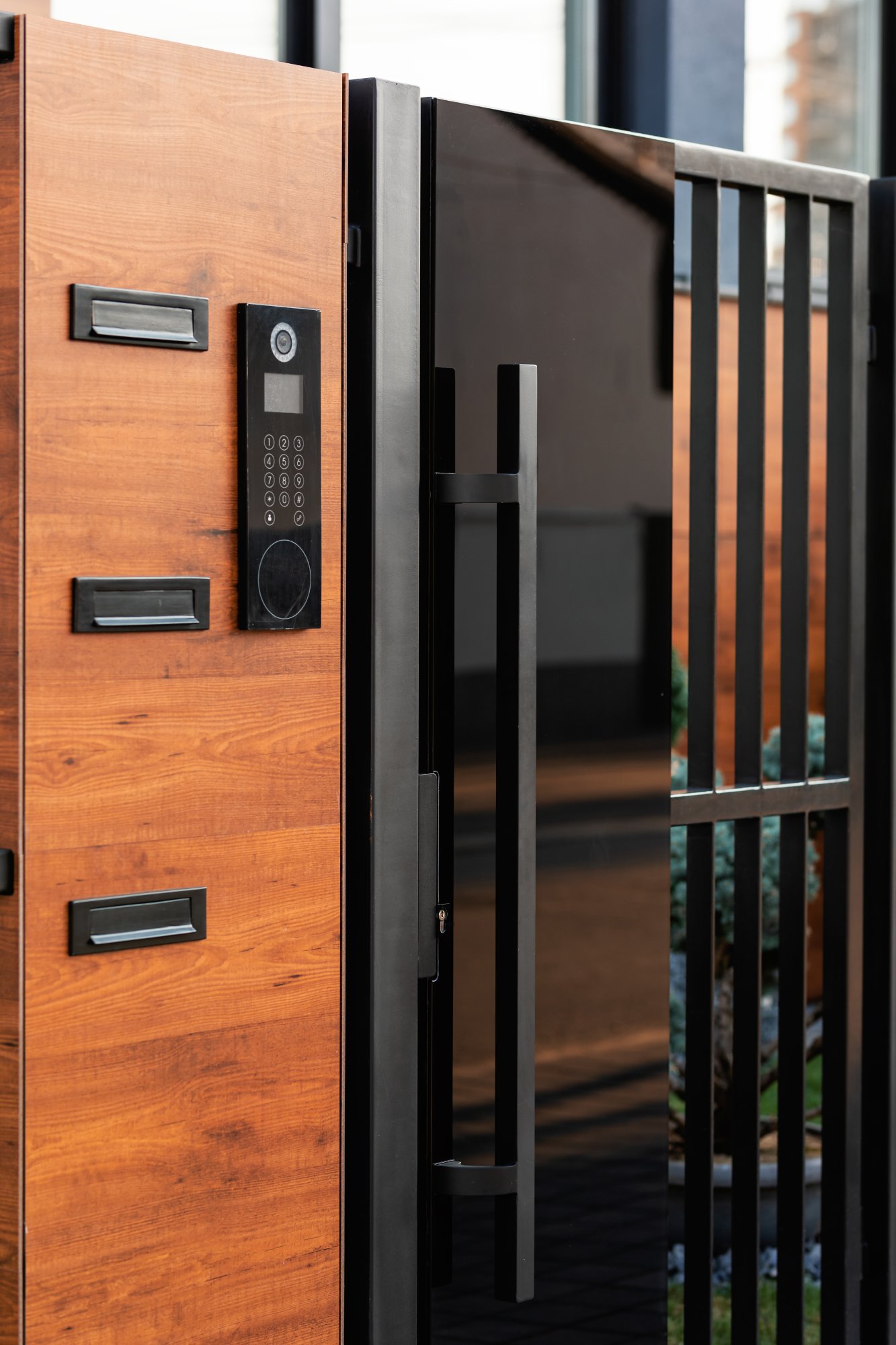 Porte blindée bois avec interphone et digicode