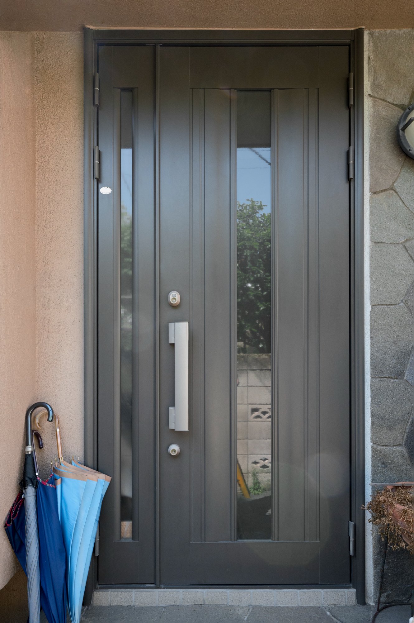 Porte blindée grise avec serrure multipoints