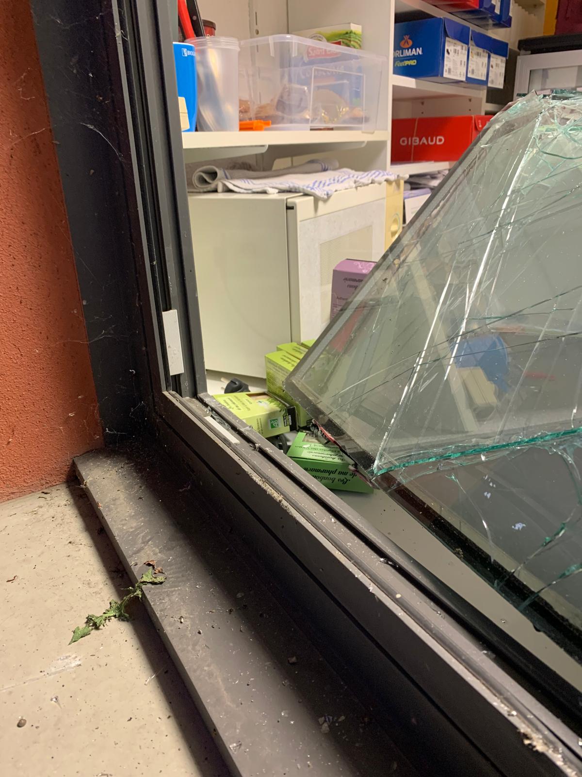 Vitrine brisée — intervention vitrerie urgence
